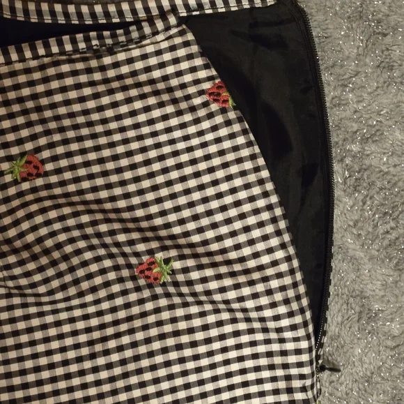 Peter Martin Black & White Checkered Pants with Fun Strawberry Accents - Size 12 - Picture 5 of 6